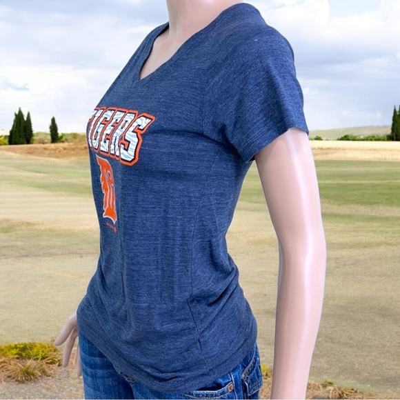 Team Athletics Detroit Tigers Heathered Navy V-Neck Tee - Picture 8 of 13